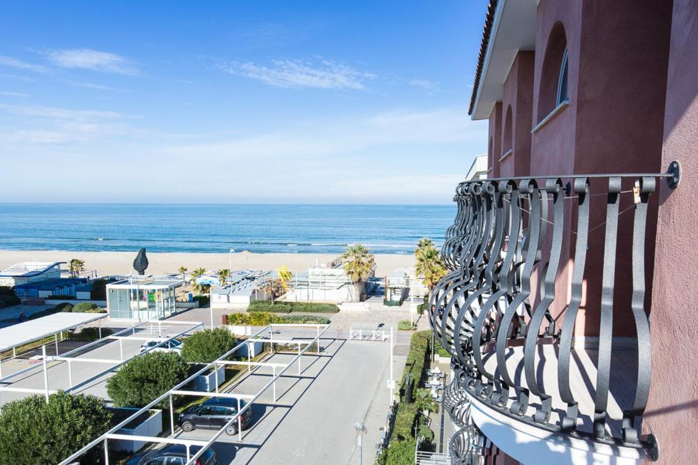 Hotel Trevi Riccione, In Centro Sul Mare Con Cucina Exterior foto