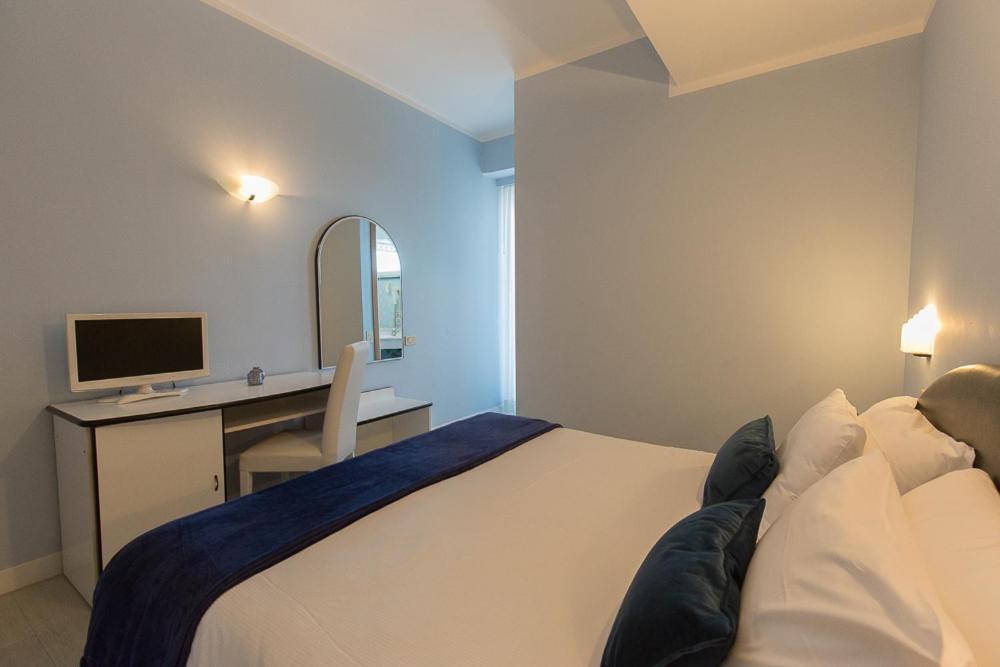 Hotel Trevi Riccione, In Centro Sul Mare Con Cucina Exterior foto