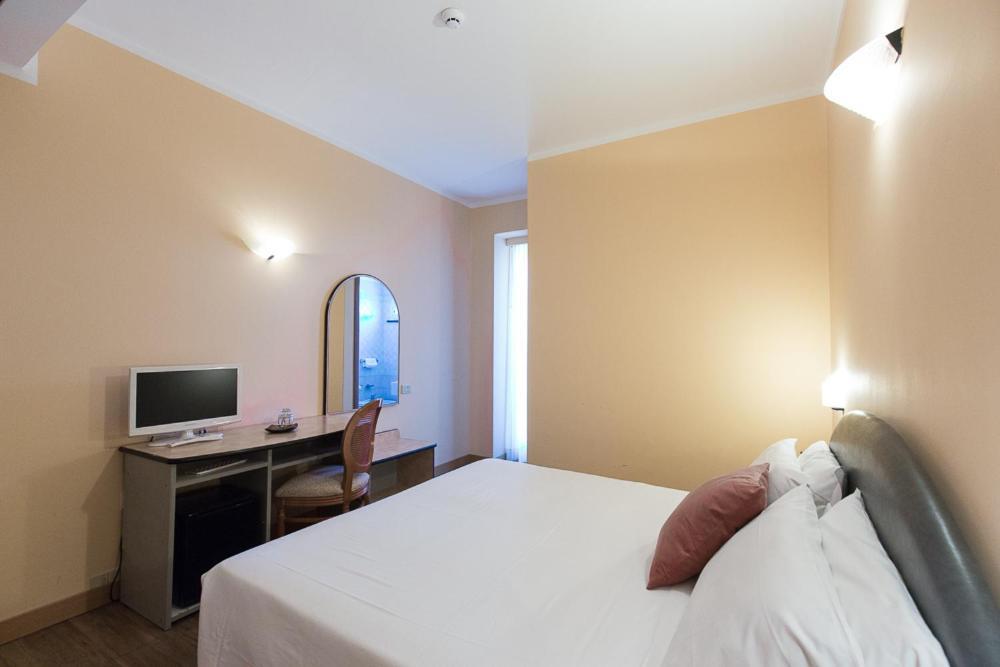 Hotel Trevi Riccione, In Centro Sul Mare Con Cucina Exterior foto