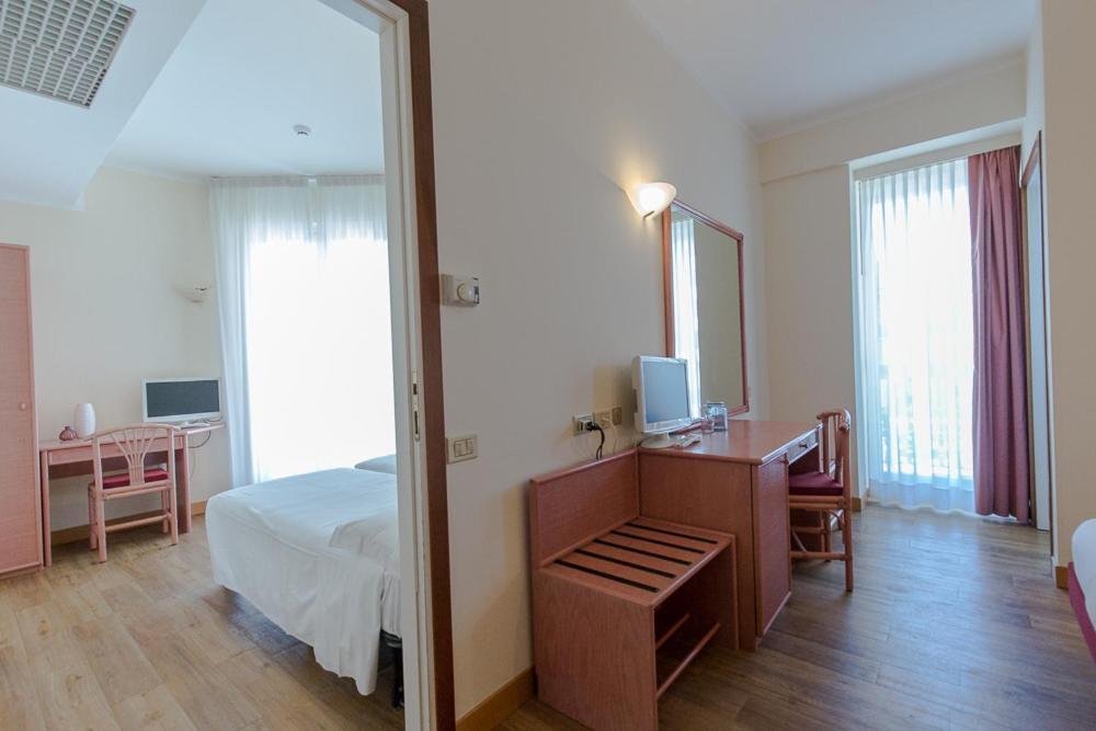 Hotel Trevi Riccione, In Centro Sul Mare Con Cucina Exterior foto