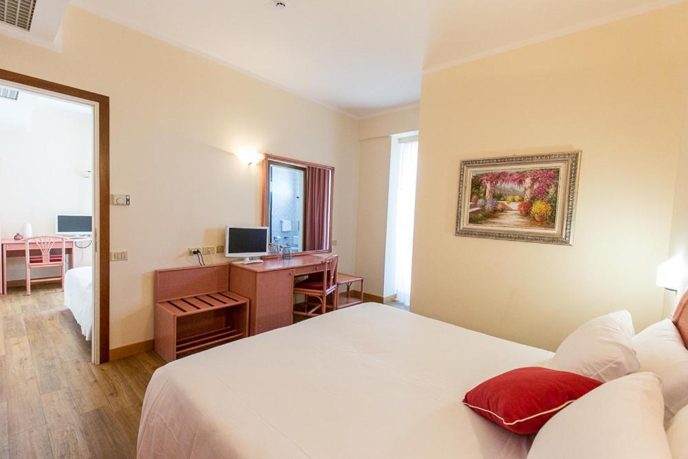 Hotel Trevi Riccione, In Centro Sul Mare Con Cucina Exterior foto