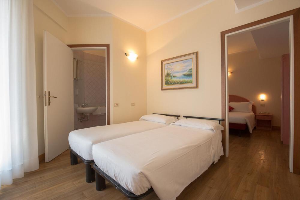 Hotel Trevi Riccione, In Centro Sul Mare Con Cucina Exterior foto