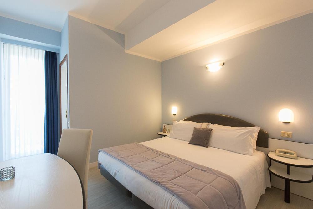 Hotel Trevi Riccione, In Centro Sul Mare Con Cucina Exterior foto