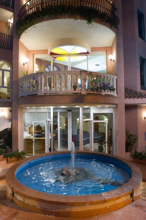 Hotel Trevi Riccione, In Centro Sul Mare Con Cucina Exterior foto