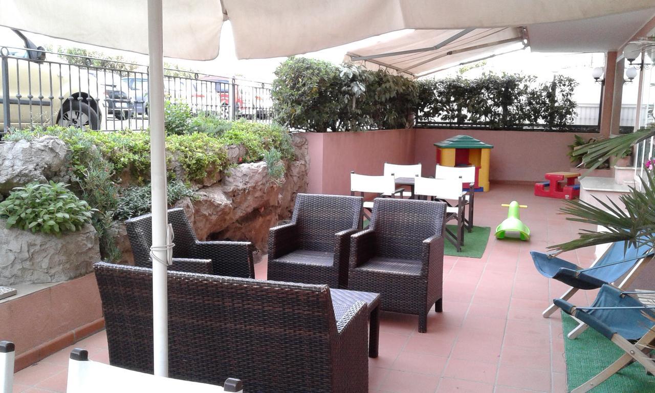 Hotel Trevi Riccione, In Centro Sul Mare Con Cucina Exterior foto