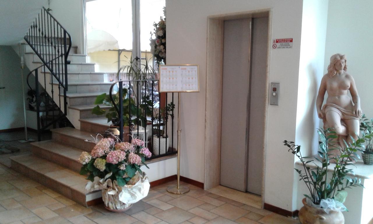 Hotel Trevi Riccione, In Centro Sul Mare Con Cucina Exterior foto
