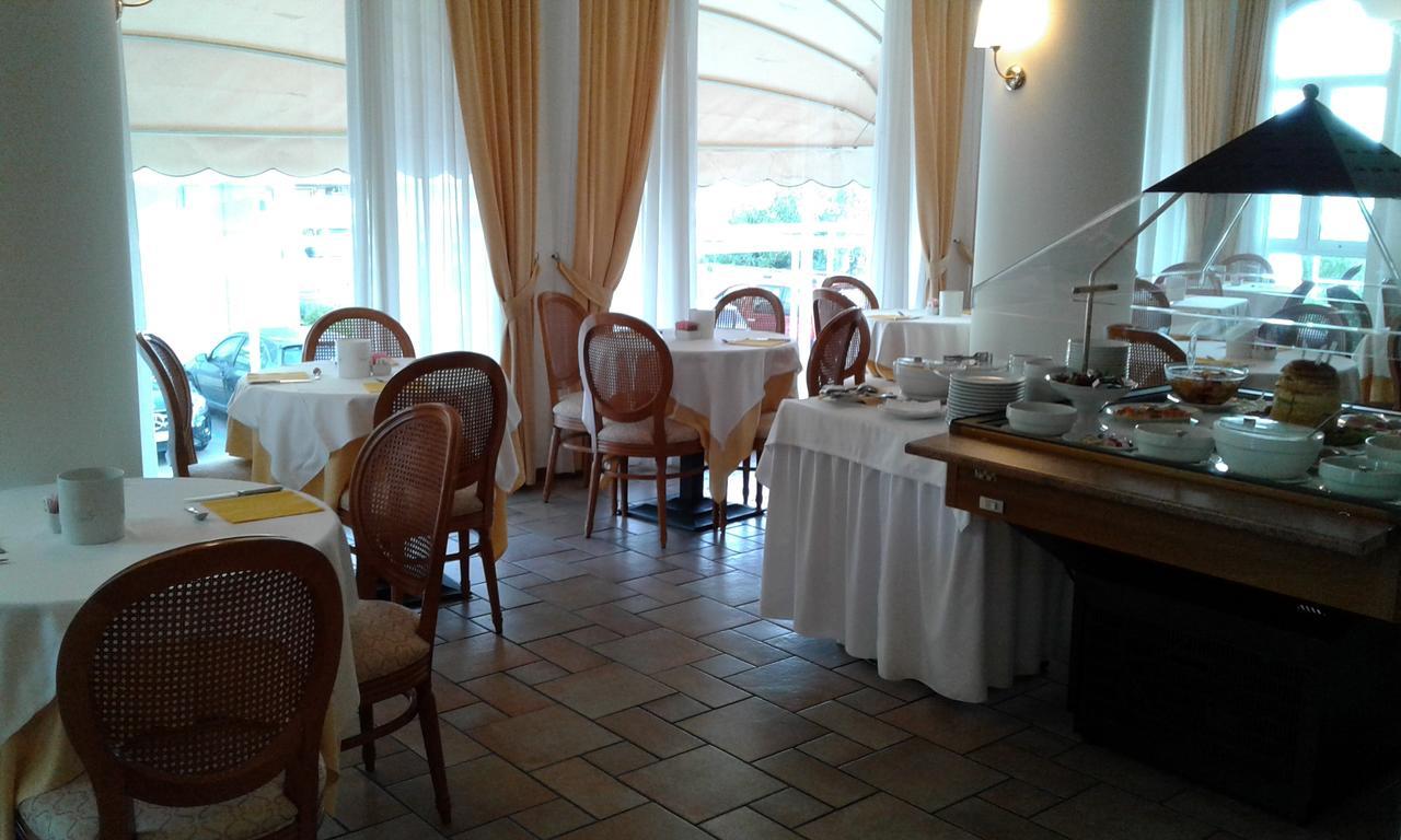 Hotel Trevi Riccione, In Centro Sul Mare Con Cucina Exterior foto